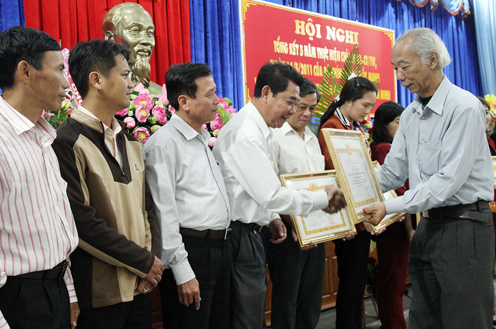 Đồng chí Lê Hoàng Phụng, Bí thư Thành ủy Bảo Lộc, trao giấy khen cho những tập thể, các nhân tiêu biểu trong học tập và làm theo tấm gương đạo đức Hồ Chí Minh