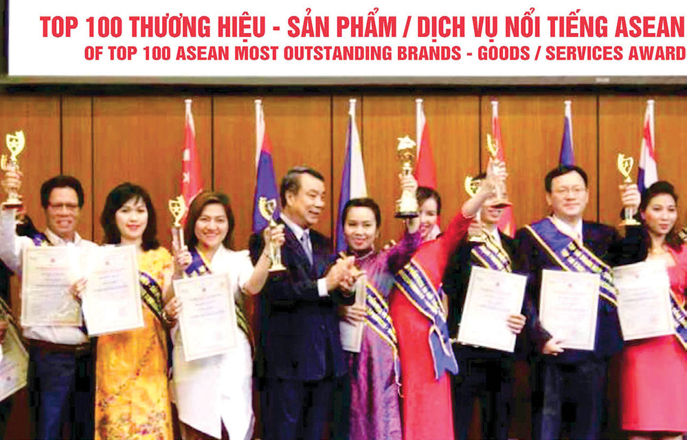 Tranh Thêu Hữu Hạnh nhận giải thưởng “Top 100 thương hiệu sản phẩm dịch vụ nổi tiếng ASEAN năm 2016”