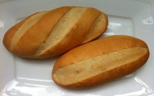 Hầu hết các loại bánh mì, đặc biệt là các loại đóng gói từ siêu thị, chứa rất nhiều muối. Ảnh minh họa.