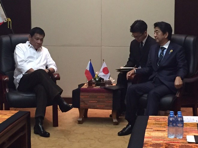 Tổng thống Philippines Duterte hội đàm với Thủ tướng Nhật Bản Shinzo Abe tại Lào (Nguồn: GMA)