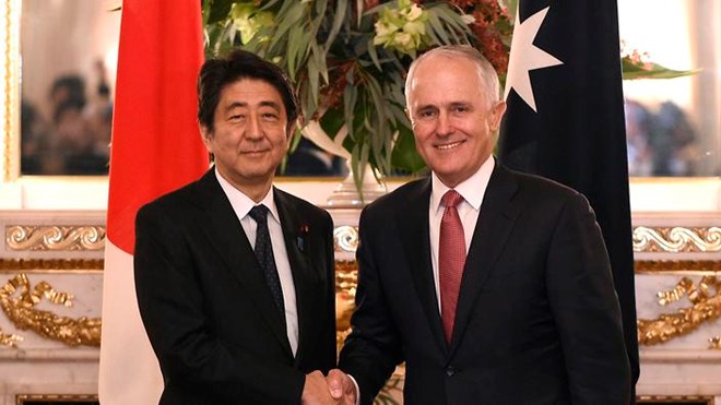Thủ tướng Nhật Bản Shinzo Abe (trái) và người đồng cấp Australia Malcolm Turnbull. (Nguồn: AAP)