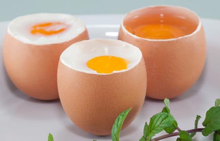 Ăn trứng gà chưa chín tiềm ẩn nhiều rủi ro (Ảnh/nguồn: Internet).