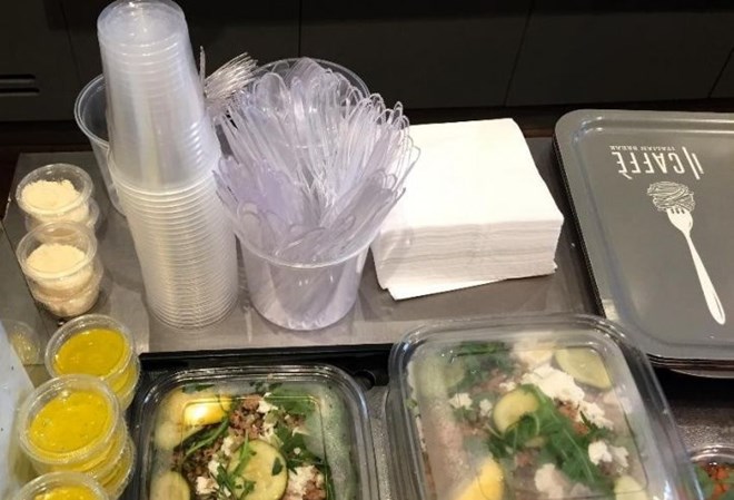 Pháp cấm hoàn toàn việc sử dụng hộp nhựa đựng thức ăn