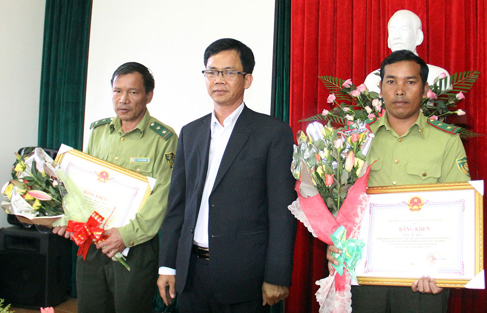 Ông Nguyễn Văn Sơn - Tỉnh ủy viên, Giám đốc Sở NN&PTNT tỉnh trao Bằng khen của UBND tỉnh cho 2 kiểm lâm viên