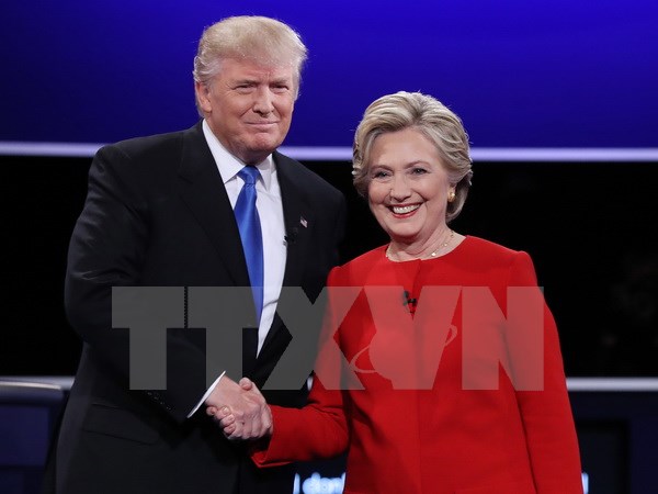 Bà Clinton và ông Trump bắt đầu cuộc tranh luận trực tiếp đầu tiên