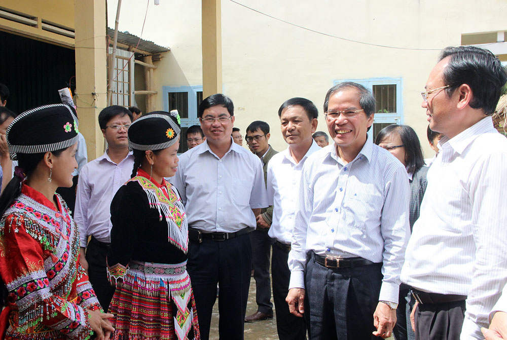 Bí thư Tỉnh ủy trao đổi với người dân thôn 5 xã Rô Men (Đam Rông)