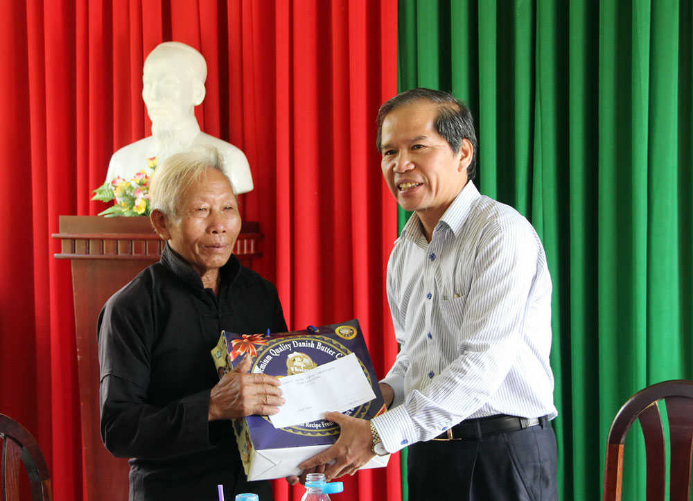 Đồng chí Nguyễn Xuân Tiến tặng quà người cao tuổi tại thôn 5, xã Rô Men