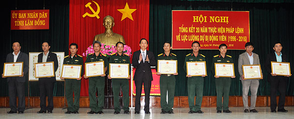 Phó Chủ tịch UBND tỉnh Trần Ngọc Liêm tặng Bằng khen cho các tập thể đã có thành tích xuất sắc trong thực hiện Pháp lệnh về lực lượng DBĐV trên địa bàn tỉnh giai đoạn 1996 - 2016