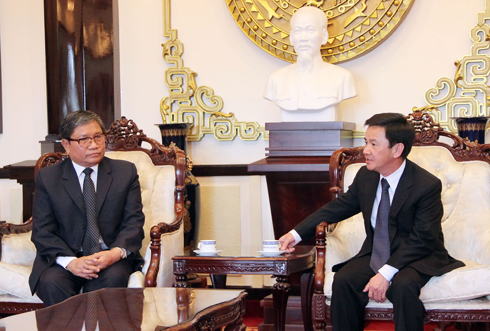 Ông Phan Văn Đa - Phó Chủ tịch UBND tỉnh Lâm Đồng trò chuyện, trao đổi với Tổng lãnh sự nước CHDCND Lào tại thành phố Hồ Chí Minh Somxay Sanam-oune