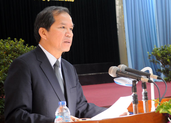 Đồng chí Nguyễn Xuân Tiến - Ủy viên Trung ương Đảng, Bí thư Tỉnh ủy Lâm Đồng thông báo nhanh kết quả Hội nghị lần thứ tư Ban Chấp hành Trung ương Đảng khóa XII đến các đại biểu