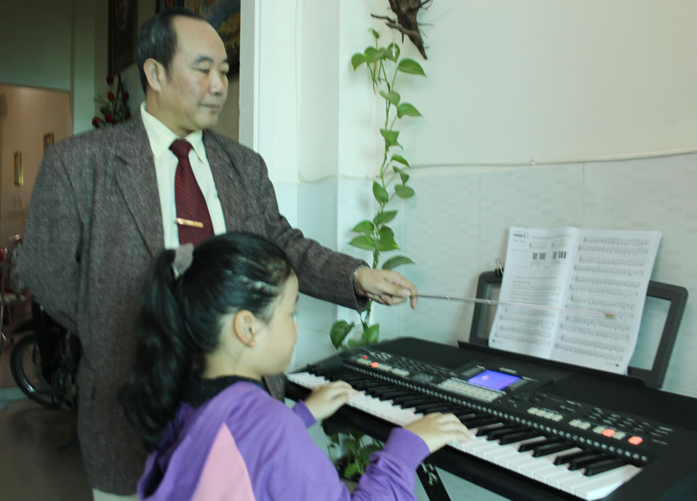 Nhà giáo - nhạc sĩ Hồ Thanh Hùng đang truyền dạy cho thế hệ trẻ. Ảnh: M.Lân