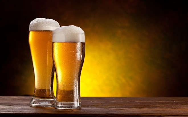 Quan niệm uống bia hoặc rượu vang thay cho rượu vì nghĩ nồng độ cồn thấp ít ảnh hưởng đến sức khoẻ hơn là một sai lầm. Ảnh: Yesofcorsa .