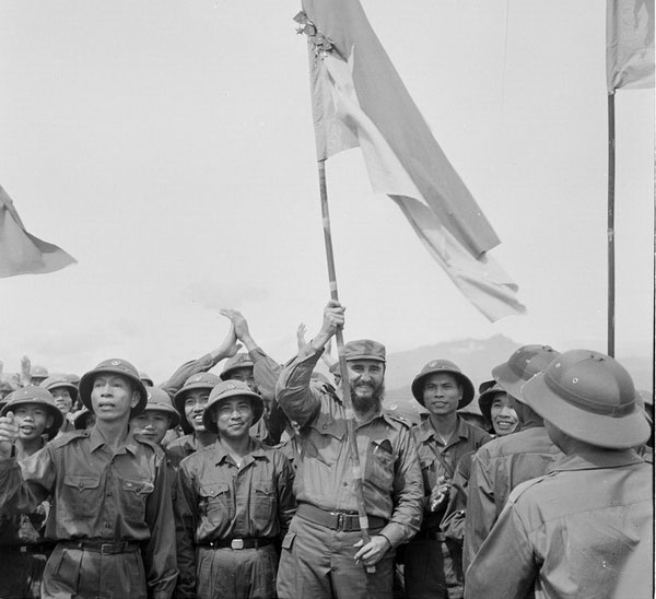 Lãnh tụ Fidel Castro phất cao lá cờ bách chiến bách thắng lấp lánh huân chương của đoàn Khe Sanh, quân Giải phóng Huế. Ảnh: TTXVN