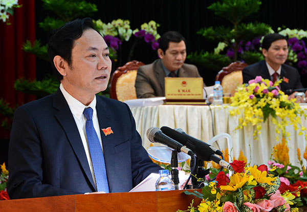 Ông Nguyễn Văn Yên - UVBTV Tỉnh ủy, Phó Chủ tịch UBND tỉnh đọc báo cáo về tình hình thực hiện kế hoạch KT - XH năm 2016 và nhiệm vụ kế hoạch 2017