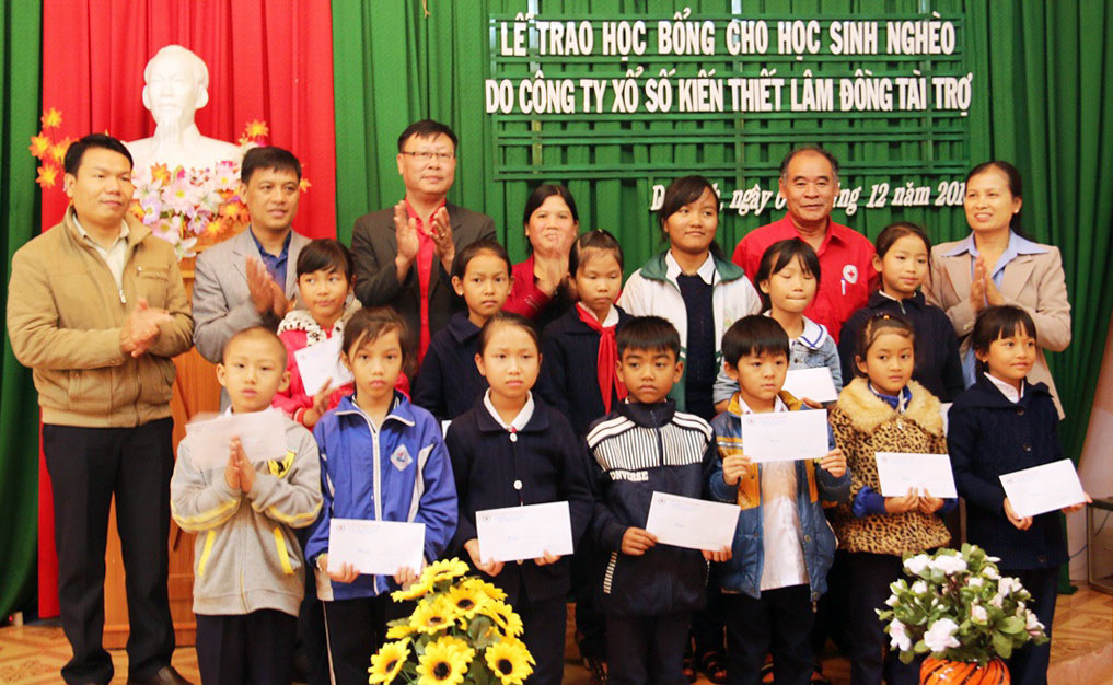 Trao học bổng giúp học sinh nghèo tại huyện Di Linh. Ảnh: Ndong Brừm