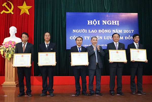 Ông Huỳnh Ngọc Hải - Giám đốc sở Công thương Lâm Đồng trao Bằng khen cho các cá nhân có thành tích xuất sắc