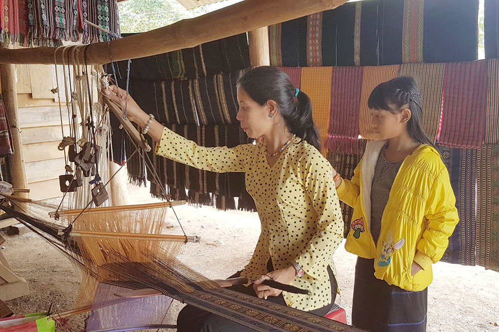 Ka Dong và nhiều phụ nữ ở Làng Gà vẫn giữ được nghề dệt truyền thống và giới thiệu những sản phẩm thổ cẩm đến du khách. Ảnh: T.Vân