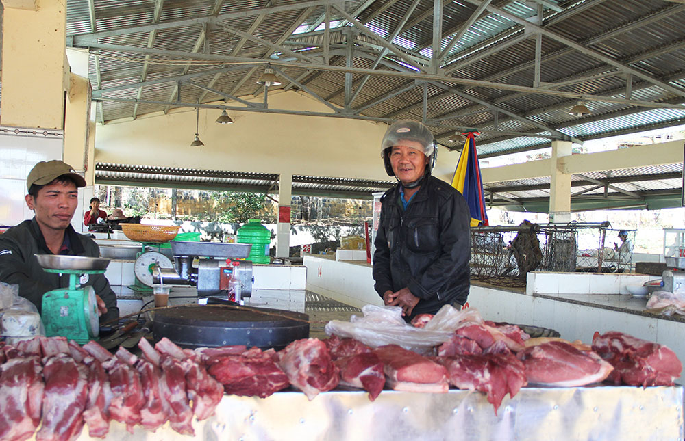 Khu bán thực phẩm tươi sống chợ Lộc Quảng vắng vẻ, cơ sở vật chất đang bị lãng phí. Ảnh: Hải Đường