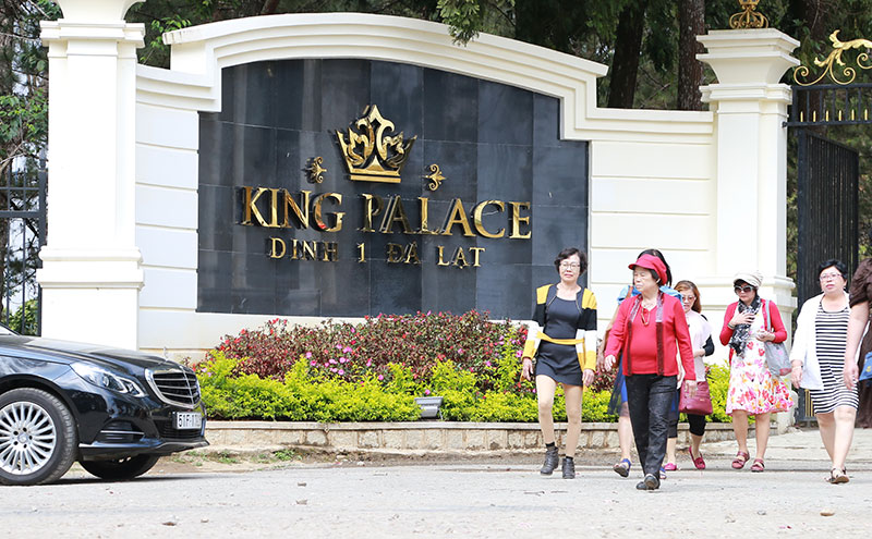 Du khách tham quan Khu Du lịch King Palace - Dinh I Đà Lạt