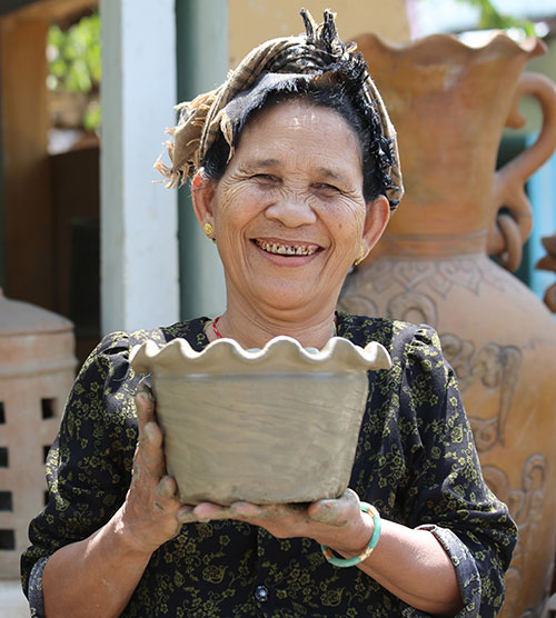 Nghệ nhân làng gốm Bàu Trúc. Ảnh: T.Vân