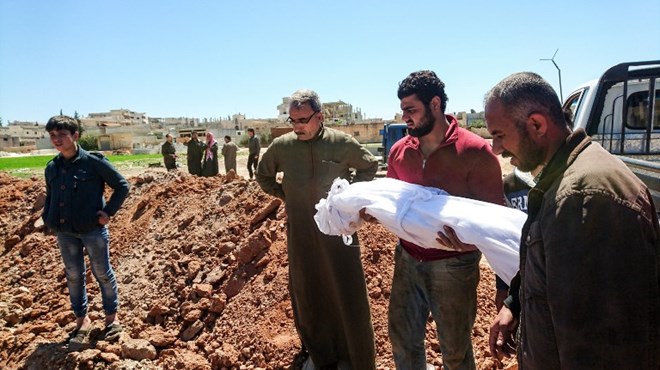 Chôn cất nạn nhân thiệt mạng sau một vụ tấn công bằng khí độc ở Syria. (Nguồn: AFP)