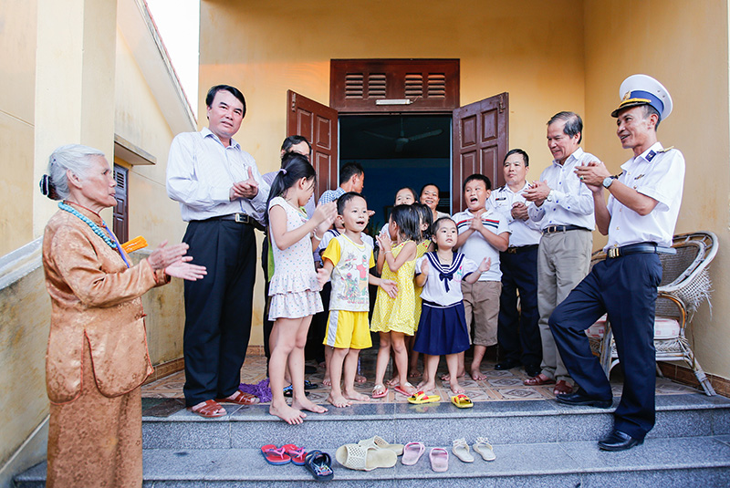 Bí thư Tỉnh ủy và Phó Chủ tịch UBND tỉnh Phạm S hát cùng trẻ em trên đảo Trường Sa