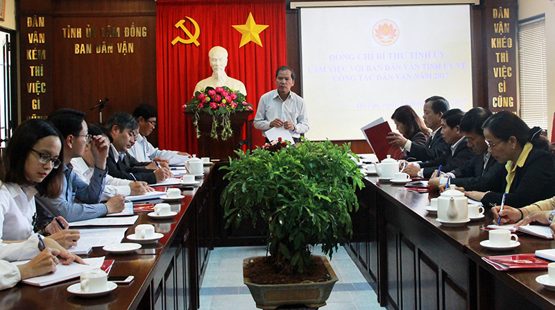 Đồng chí Nguyễn Xuân Tiến phát biểu tại buổi làm việc với Ban Dân vận Tỉnh ủy. Ảnh: Ngọc Ngà