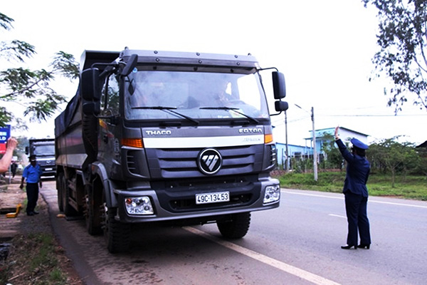Một xe quá tải lưu thông trên Quốc lộ 20 (qua địa phận huyện Di Linh) bị Đoàn kiểm tra bắt giữ