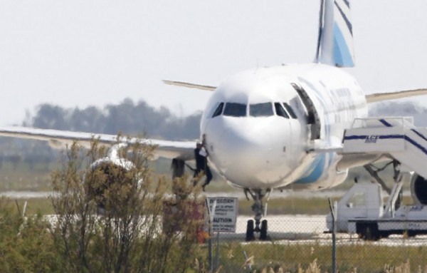 Một đối tượng đe dọa đánh bom gây hỗn loạn trên chuyến bay tới Ai Cập