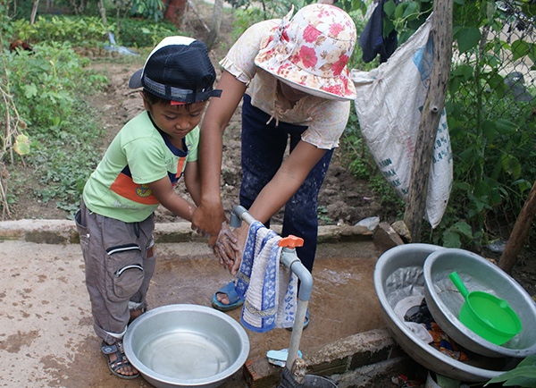 Đầu tư nước sạch nông thôn giúp cải thiện đáng kể tình trạng vệ sinh môi trường, góp phần nâng cao sức khỏe người dân, đặc biệt là phụ nữ và trẻ em. Ảnh: An Nhiên