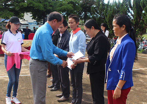 Ông Huỳnh Ngọc Cảnh - TUV, Chủ tịch LĐLĐ tỉnh trao quà cho CNVCLĐ có hoàn cảnh khó khăn