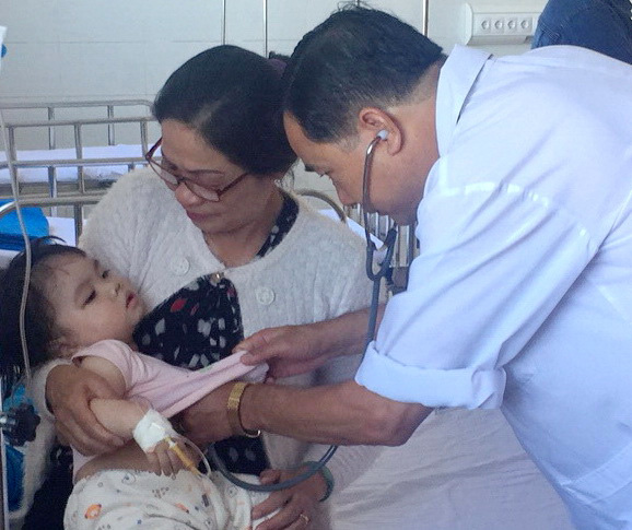 TS-BS Lê Thọ - Giám đốc Bệnh viện Nhi Lâm Đồng khám bệnh cho bệnh nhi