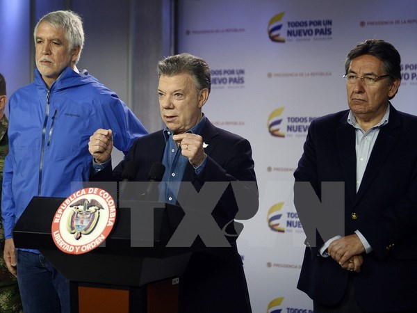 Tổng thống Colombia Juan Manuel Santos - giữa. (Ảnh: EPA/TTXVN)