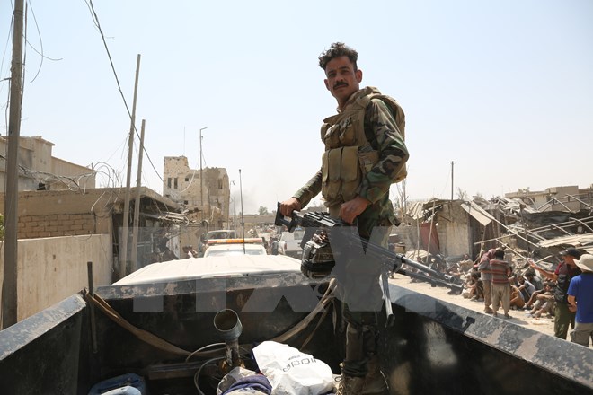 Binh sỹ làm nhiệm vụ tại Thành Cổ ở Mosul, Iraq ngày 10/7. (Nguồn: THX/TTXVN)
