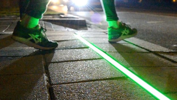 Chile lắp đặt đèn giao thông trên mặt đường cho người &quot;nghiện&quot; di động