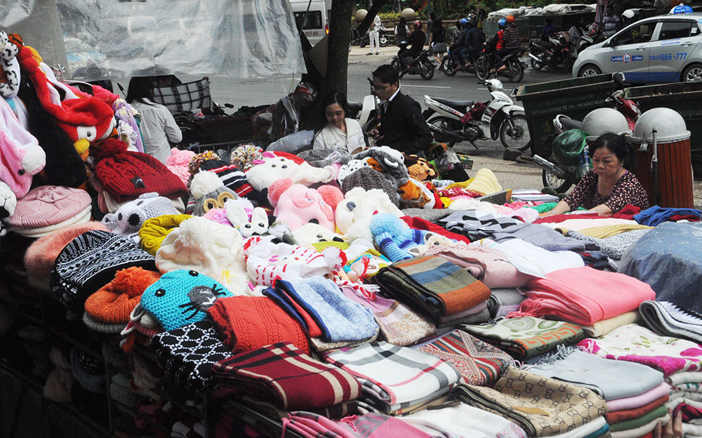 Một quầy bán đồ len tại chợ Đà Lạt. Ảnh: G.K
