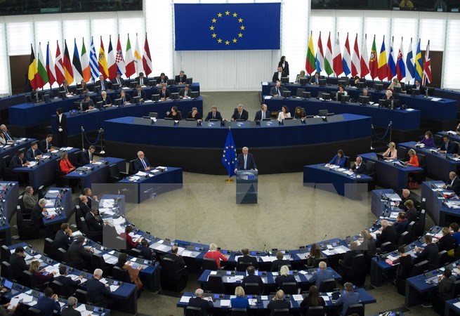 Chủ tịch EC Jean-Claude Juncker phát biểu tại phiên họp của Nghị viện châu Âu ở Strasbourg, miền đông Pháp ngày 13/9. *Ảnh: AFP/TTXVN)