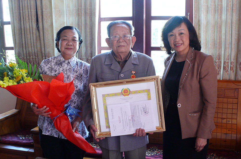 Bí thư Thành ủy Đà Lạt trao Huy hiệu 70 năm tuổi Đảng cho đồng chí Trịnh Khiết