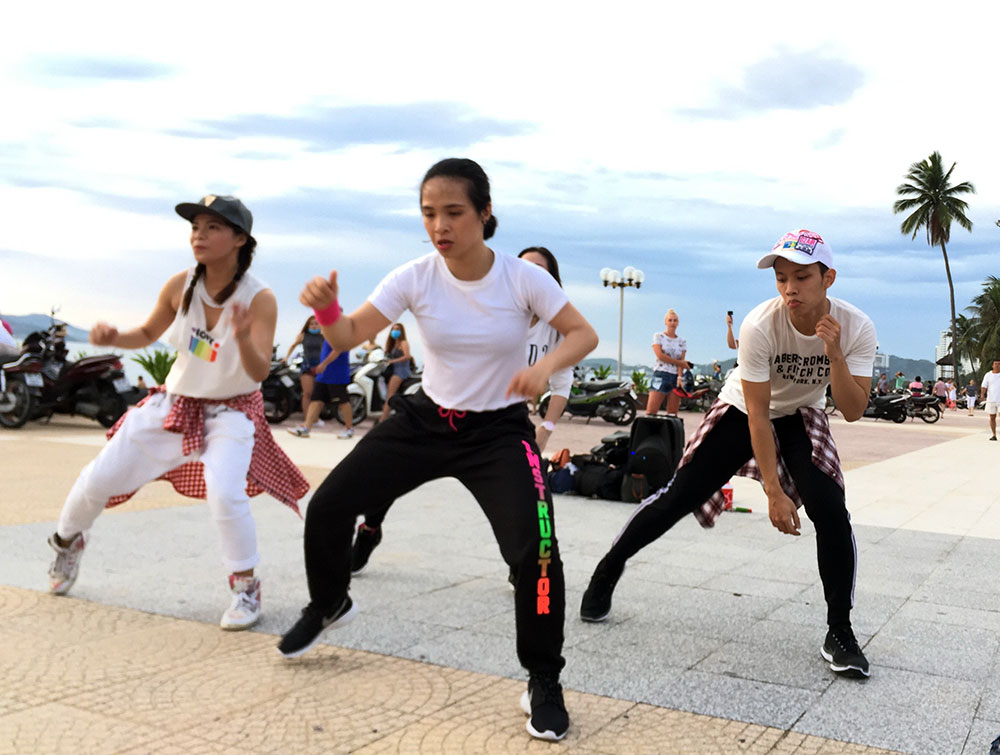 Vicky Vương (giữa) cùng bạn bè biểu diễn Zumba tại Nha Trang