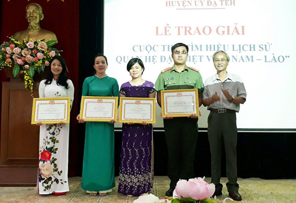 Đồng chí Trương Thái Anh Quốc, Phó Bí thư Huyện ủy Đạ Tẻh, trao giải có các các nhân đạt giải cao