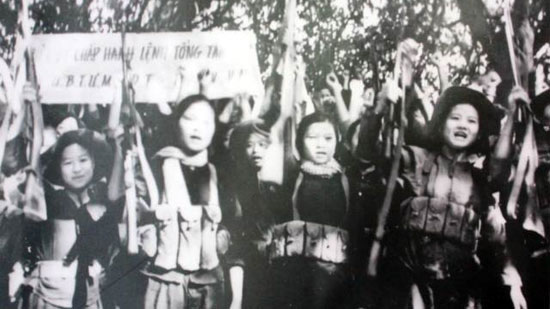 Nữ tự vệ trong các cơ quan trực thuộc Ủy ban Trung ương Mặt trận Dân tộc giải phóng miền Nam Việt Nam sẵn sàng cho Cuộc tổng tiến công và nổi dậy Xuân Mậu Thân 1968. Ảnh tư liệu