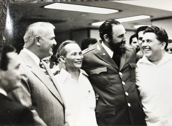 Đồng chí Trần Hữu Duyệt và Chủ tịch Fidel Castro trong một chuyến đi thăm và làm việc tại Cuba
