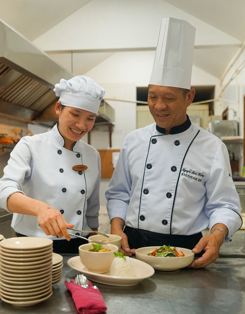 Đầu bếp Nguyễn Hữu Hường (phải) kiểm tra món ăn trước khi phục vụ khách, trong gian bếp của nhà hàng của Ana Mandara Villas Dalat Resort & Spa. Ảnh: L.H