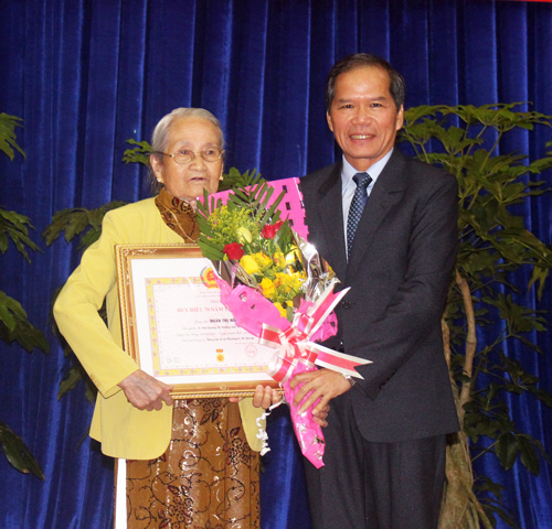Bí thư Tỉnh ủy Nguyễn Xuân Tiến trao huy hiệu đảng cho đảng viên Đoàn Thị Hòe (phường 9) nhận huy hiệu 80 năm tuổi Đảng