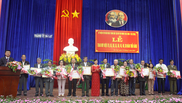 Bí thư Thành ủy Huỳnh Thị Thanh Xuân trao huy hiệu đảng cho các đảng viên
