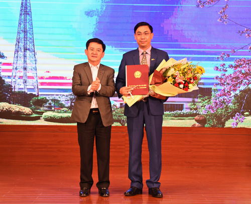 Phó Chủ tịch UBND tỉnh Lâm Đồng Phan Văn Đa trao quyết định cho tân Phó Giám đốc Đài PTTH tỉnh Nguyễn Thanh Hùng