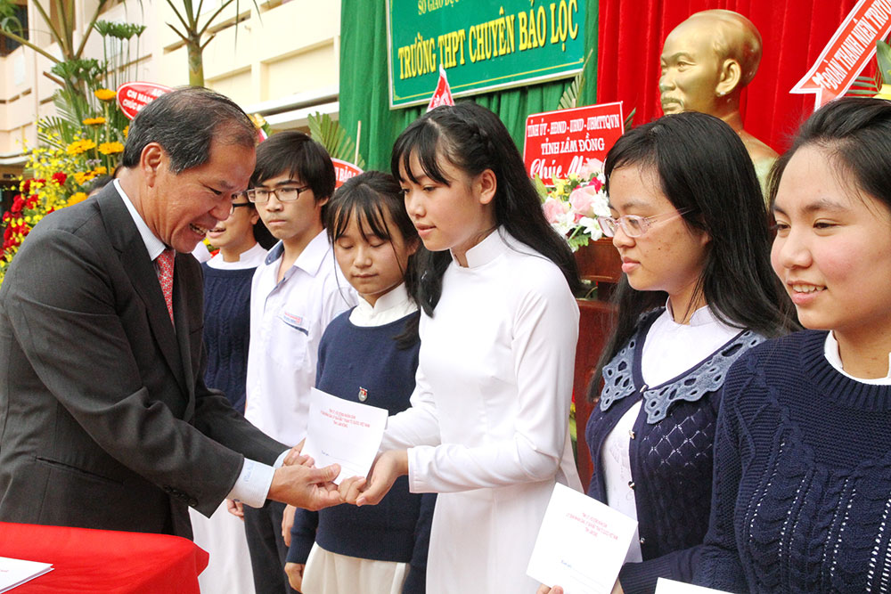 Đồng chí Nguyễn Xuân Tiến - UVTW Đảng, Bí thư Tỉnh ủy trao thưởng cho các em học sinh có thành tích cao của Trường THPT Chuyên Bảo Lộc. Ảnh: Ð.Anh