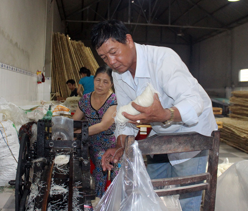 Ông Trần giúp đỡ những người dân địa phương có công ăn việc làm từ cơ sở sản xuất bún của mình. Ảnh: Ð.Tú