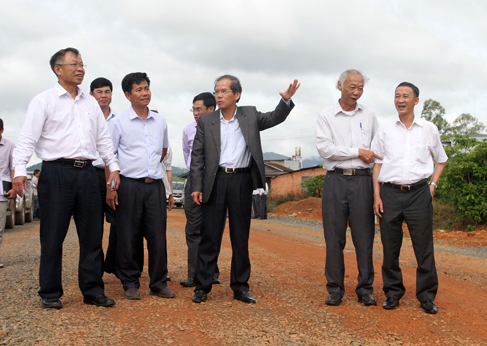 Đồng chí Bí thư Tỉnh ủy Nguyễn Xuân Tiến kiểm tra một số công trình trọng điểm tại Bảo Lộc