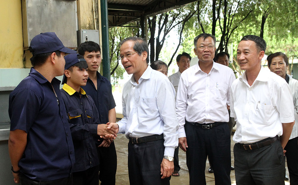 Đồng chí Nguyễn Xuân Tiến,  Ủy viên Trung ương Đảng, Bí thư Tỉnh ủy Lâm Đồng, thăm hỏi, động viên các học viên đang học tại Trường trung cấp nghề tư thục Tân Tiến